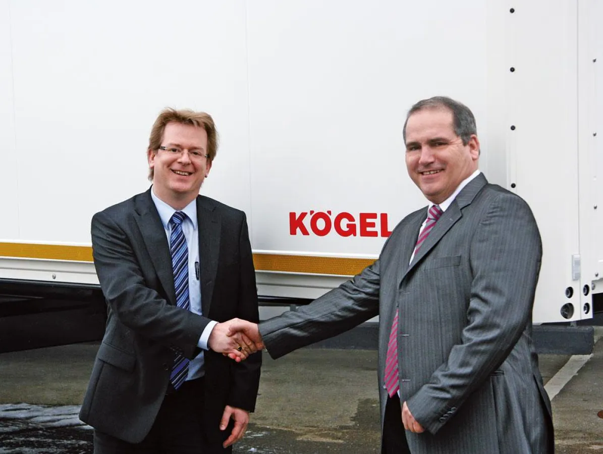 Wolfgang Schuster, Leiter Vertrieb bei Kögel, und Bernard Richard, Geschäftsführer TRAILER-LINE