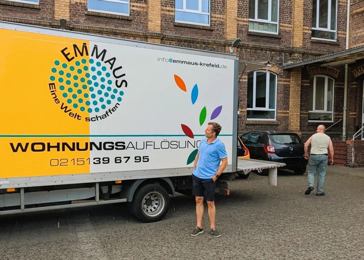 Emmaus Krefeld holt gebrauchte Geräte bei Precoplat vorne: Geschäftsführer Andreas Brüggen (© Precoplat)