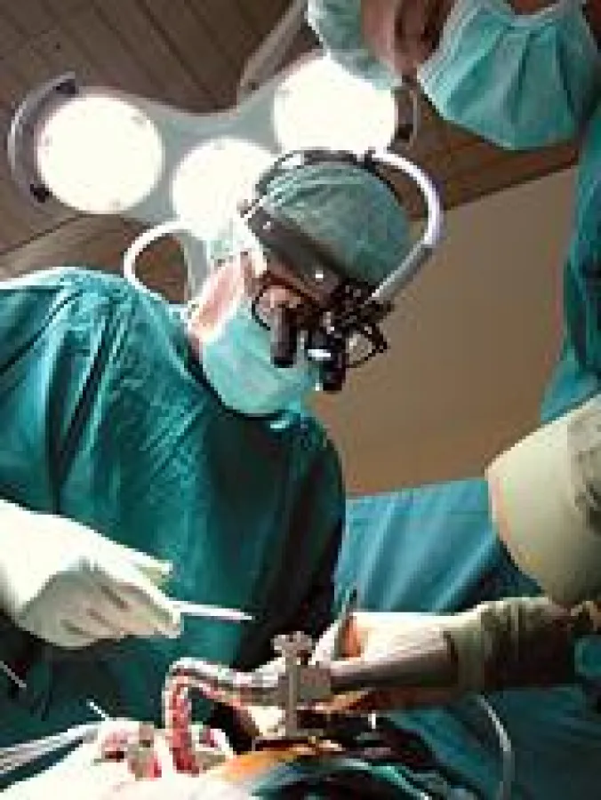 Priv.-Doz. Dr. med. Friedrich-Christian Riess bei einer Bypassoperation am schlagenden Herzen