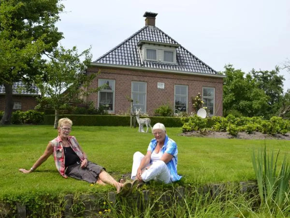 Die Coaches Wilma und Marianne vorm Farm-House