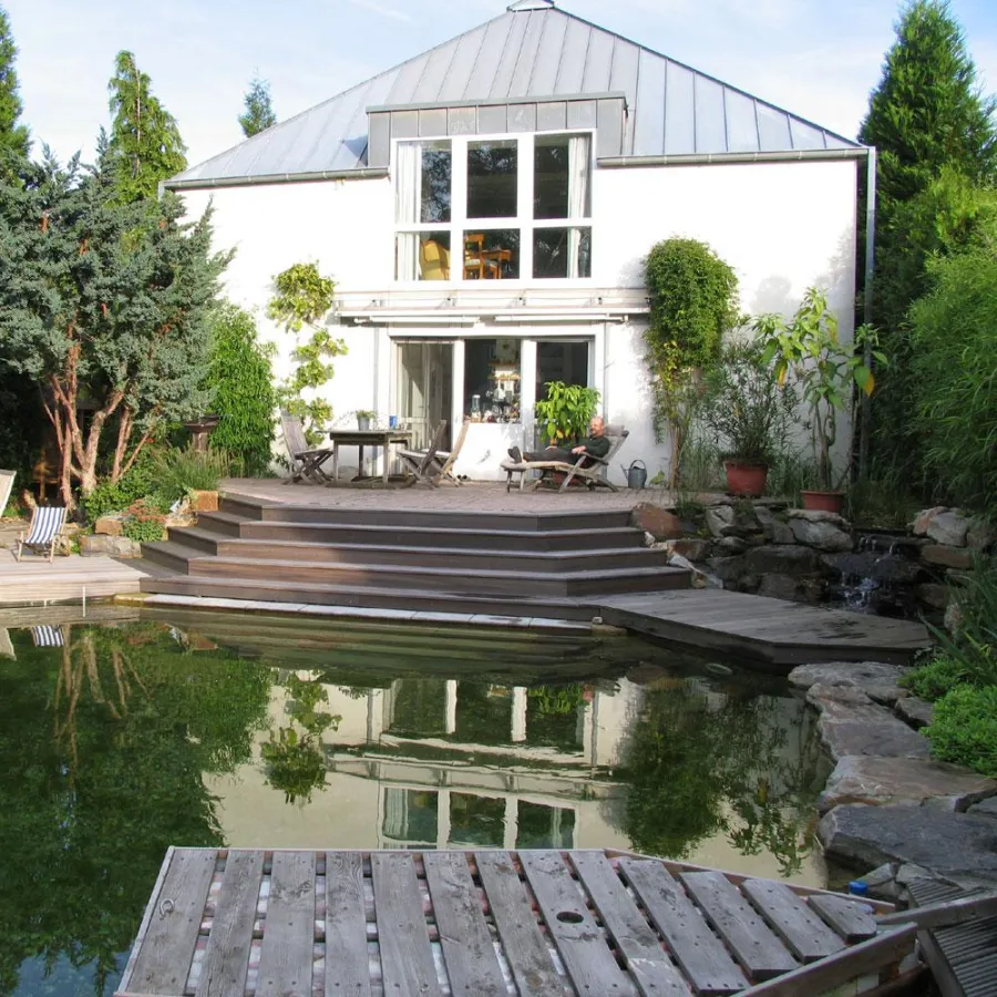 Der Schwimmteich ist die naturnahe Alternative zum Swimmingpool. Foto: frischer-windt.de