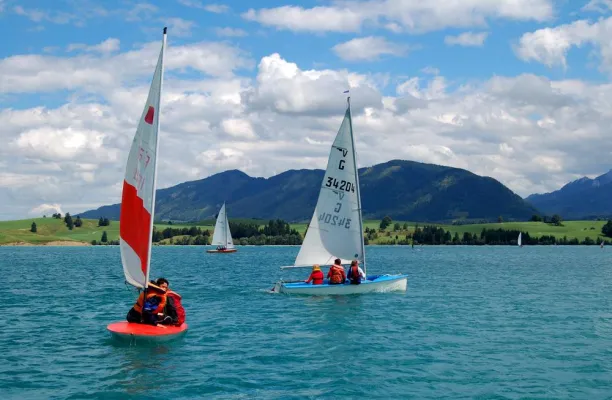 Bild: Segelurlaub für die ganze Familie im Allgäu - Schnupperkurs für kleine und große Segler