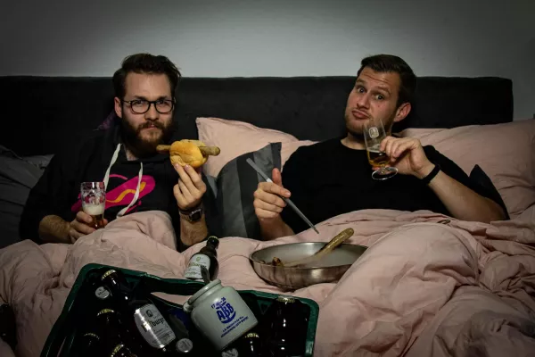 Gastro-Podcast "Bratwurst im Bett" geht in die zweite Runde. Bild: Gastro-Podcast "Bratwurst im Bett" geht in die zweite Runde.