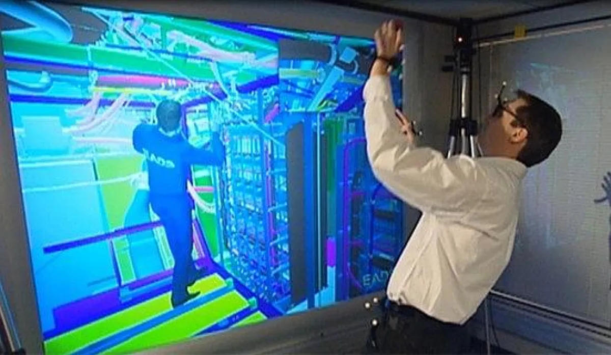 Virtuelle Service-Untersuchung vor einer Powerwall [Quelle: OPTIS]