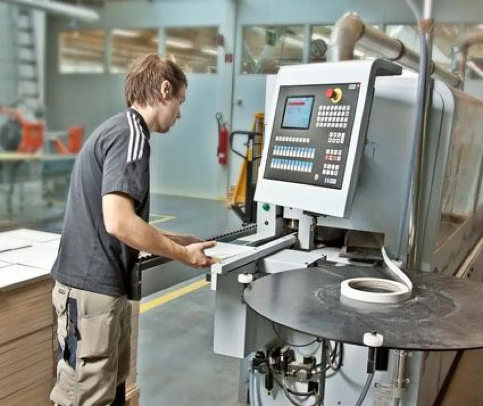Kantenanleimmaschine