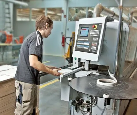 Bild: Kantenanleimmaschine optimiert Produktionsablauf bei Kling
