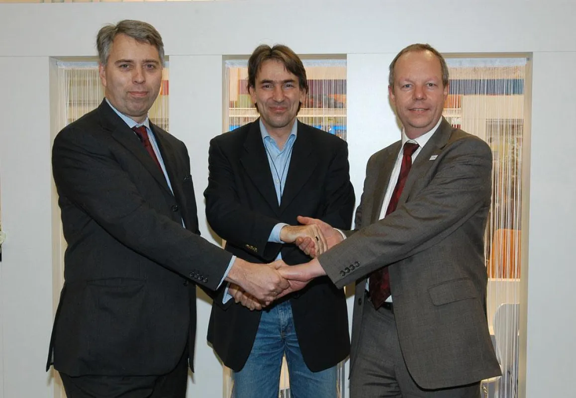 Peter Blom, Vorstandsvorsitzender Triodos Bank, Helmy Abouleish, Geschäftsführer SEKEM Group, und Thomas Jorberg, Vorstandsvorsitzender GLS Bank, beschließen die neue Partnerschaft symbolisch per Hand