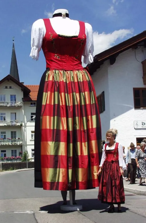 Das größte Dirndl der Welt des Nähparadies Hein