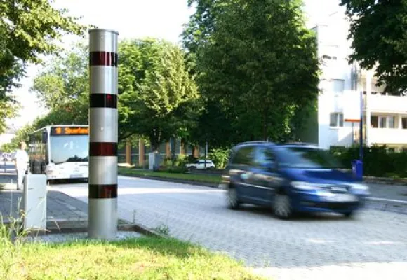 Überwachung des Durchfahrtsverbots mit PoliScan speed - Ohne Poller, Schranken und Bodenschleifen Bild: Überwachung des Durchfahrtsverbots mit PoliScan speed - Ohne Poller, Schranken und Bodenschleifen