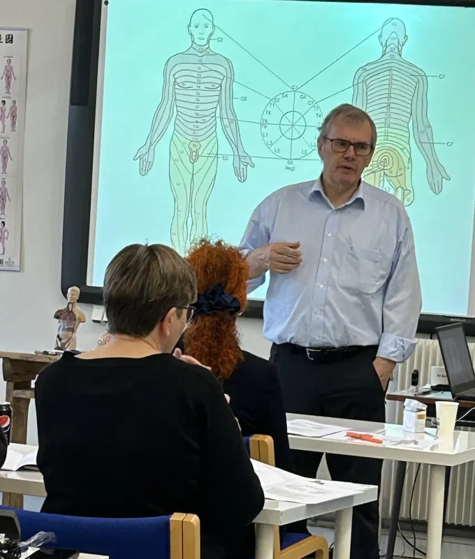 John Boel bei einem Akupunktur-Kurs. (© Akupunktur Universet)
