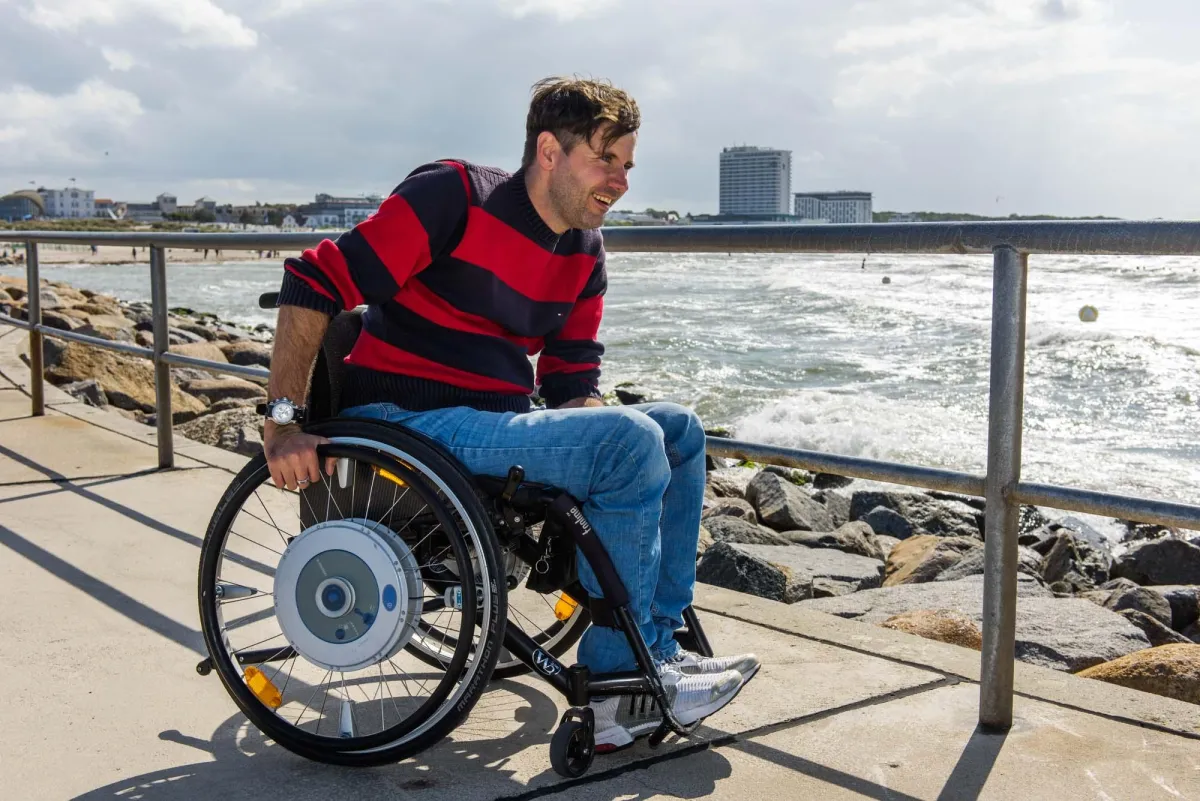 Breite, ebene Wege führen Rollstuhlfahrer zu den Molenfeuern in Warnemünde. Foto: TMV/Thomas Ulrich