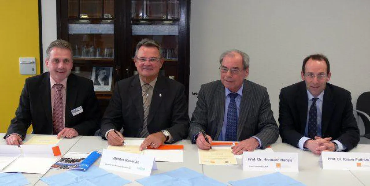 v.l.: Jürgen Tilk, Schulleiter des Thomas-Eßer-Berufskollegs (TEB), Günter Rosenke, Landrat des Krei