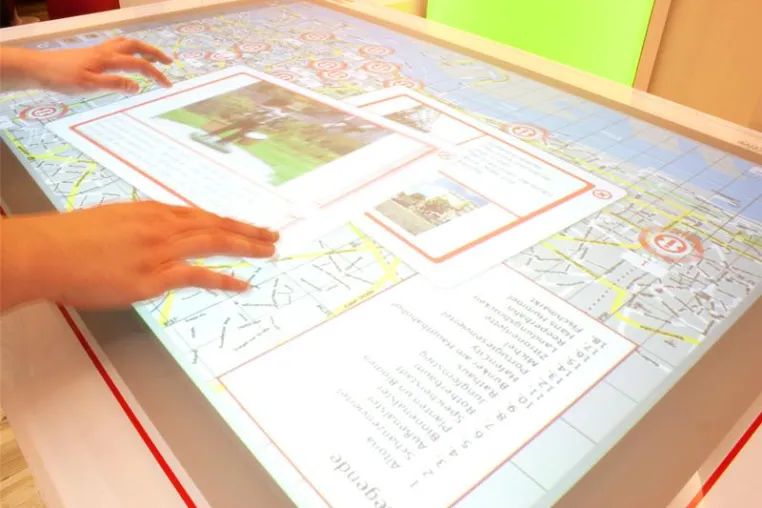 eyefactive Multitouch-Technologie begeistert Besucher der Haspa-Filiale am Jungfernstieg Bild: eyefactive Multitouch-Technologie begeistert Besucher der Haspa-Filiale am Jungfernstieg