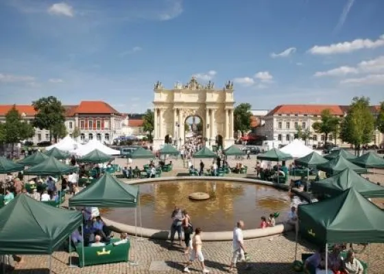 Bild: Gute Gespräche auf Deutschland-Tour