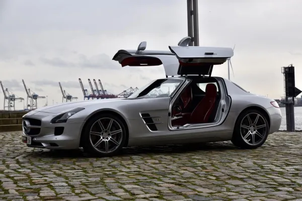 Fahrzeug-Präsentation direkt am Hamburger Fischmarkt - Premium-Autos in erstklassiger Lage Bild: Fahrzeug-Präsentation direkt am Hamburger Fischmarkt - Premium-Autos in erstklassiger Lage