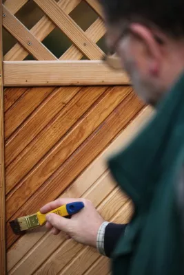 Bild: Schneller Anstrich für den Sichtschutzzaun