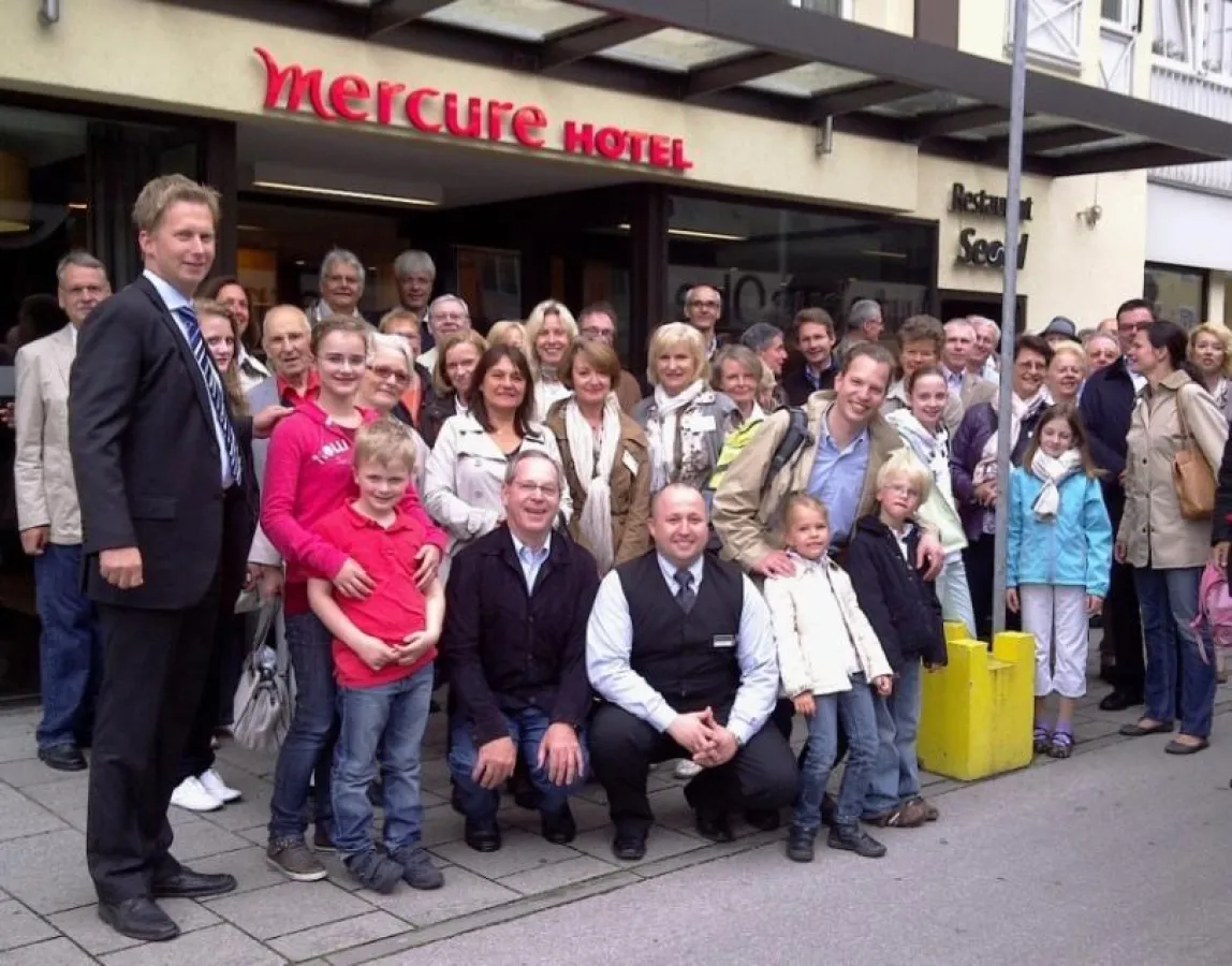 Hoteldirektor Kiener (links), ADAC Präsident Meyer (in der Hocke links) und Engel (in der Hocke, 2. v. li.) mit der Lions Gruppe.