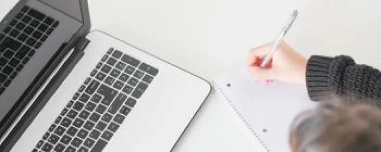 Bild: Mitarbeiter im Datenschutz schulen: textzeichnerin produziert DSGVO Erklärvideos