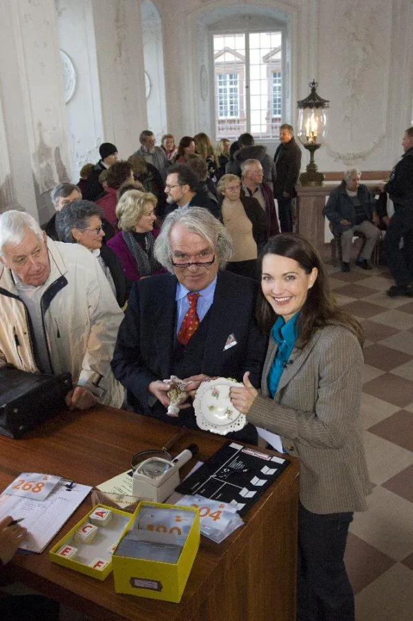 Moderatorin Anja Höfer mit Chefexperte Albert Maier an der Rezeption von