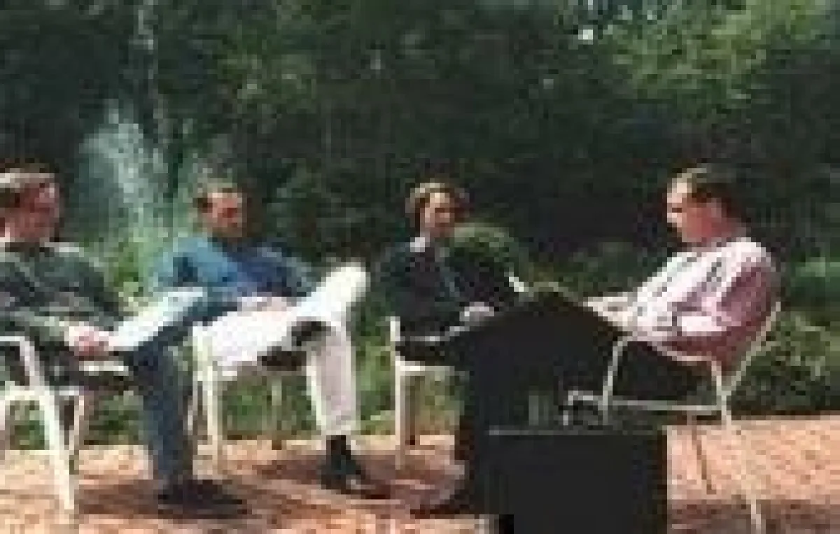Studierende im Garten der International Business School Lippstadt - Bad Waldliesborn