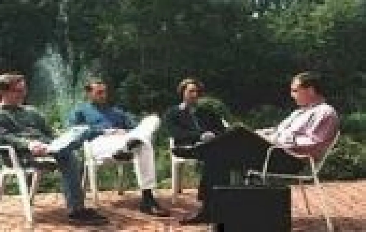 Studierende im Garten der International Business School Lippstadt - Bad Waldliesborn