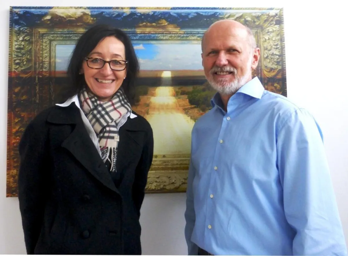 Vertriebsleiterin Dorell Laudenbach verabschiedet Lothar König in den Ruhestand.