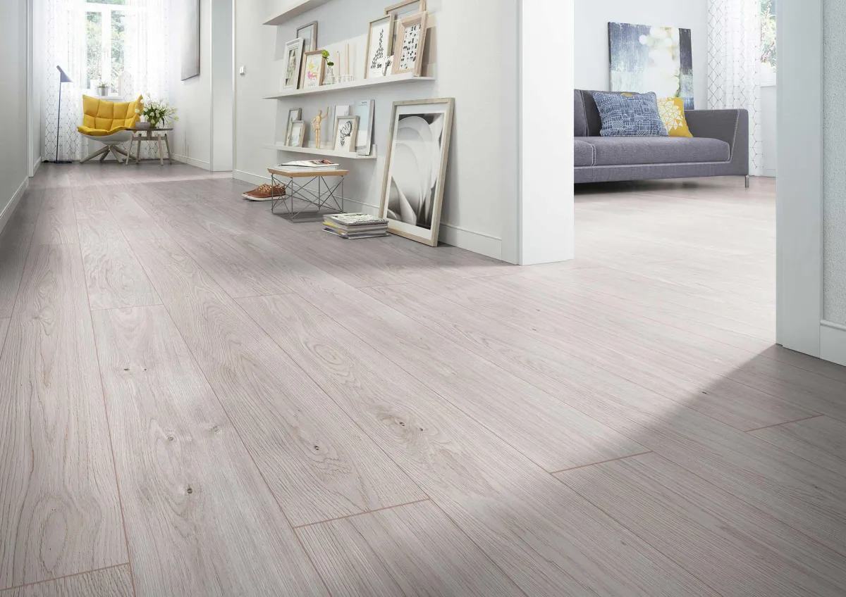 Classen Greenvinyl im Dekor Weisseiche gedämpft, 4 mm Dielenstärke.