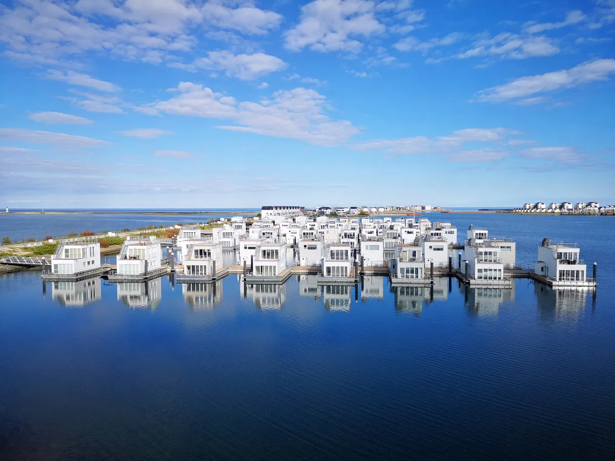 Schwimmende Häuser im OstseeResort Olpenitz (© Die FERIENHAUS-AGENTUR GmbH)