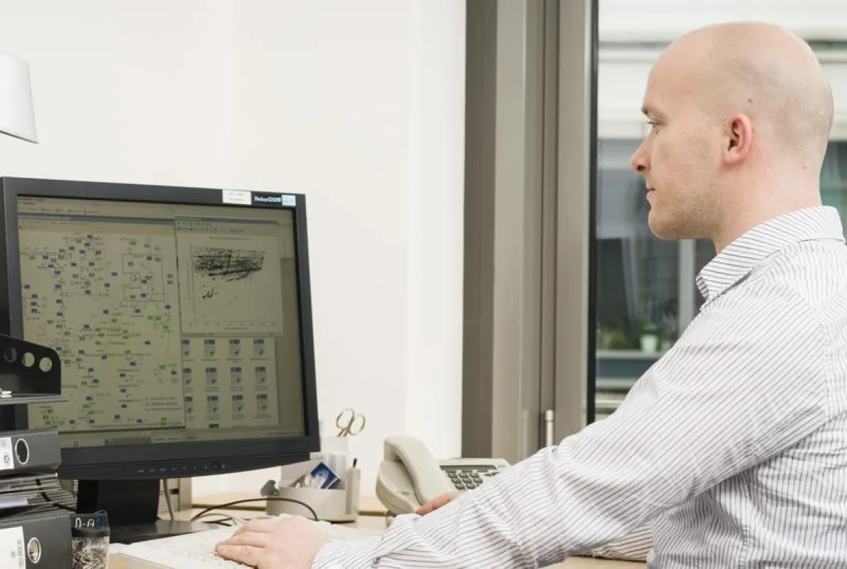 Dr. Oliver Hädicke untersucht ein bakterielles Stoffwechselnetz mit der Software CellNetAnalyzer, entwickelt von Wissenschaftlern des Max-Planck-Instituts für Dynamik komplexer technischer Systeme. (