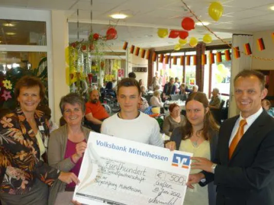 Bild: Bürgerstiftung Mittelhessen übergibt Scheck im Pflegezentrum Ensemble