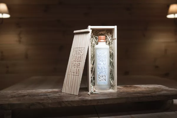 Bild: THORALM Dry Gin im edlen Geschenkset: Das exklusive Weihnachtsgeschenk für Gin-Liebhaber