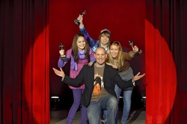 Bild: Abstimmen und Oliver Petszokat die Hand schütteln