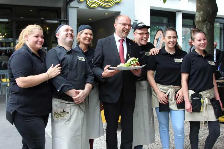 „Ein geniales Projekt“: NRW-Arbeitsminister besucht Inklusionspreisträger „Godesburger“ Bild: „Ein geniales Projekt“: NRW-Arbeitsminister besucht Inklusionspreisträger „Godesburger“