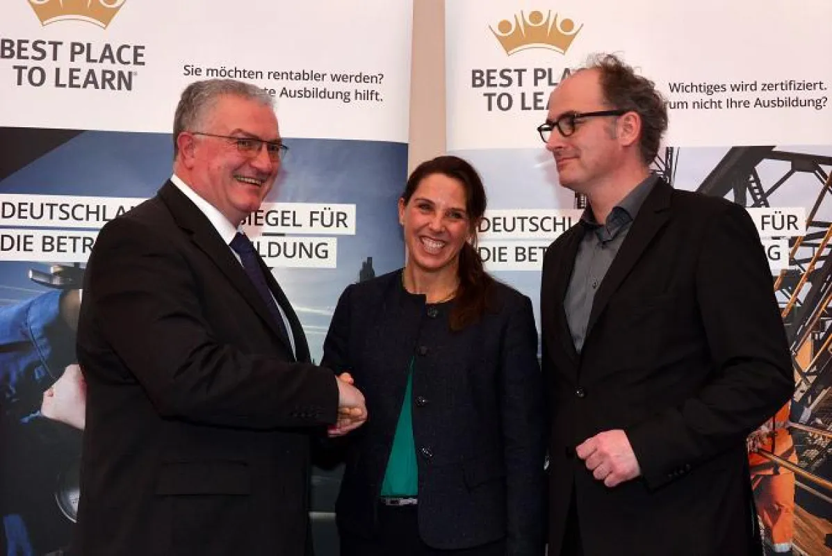Uwe Hüser, Staatssekretär des rheinland-pfälzischen Wirtschaftsministeriums, gratuliert  Inhaberehep