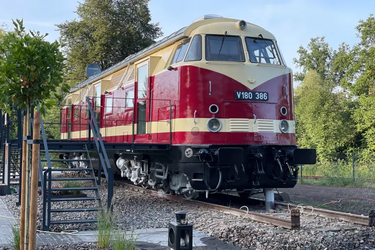 Bild: Europas erstes „LOK-HOTEL V 180“ eröffnet am 01.10.2021 in Wiesenburg/Sachsen