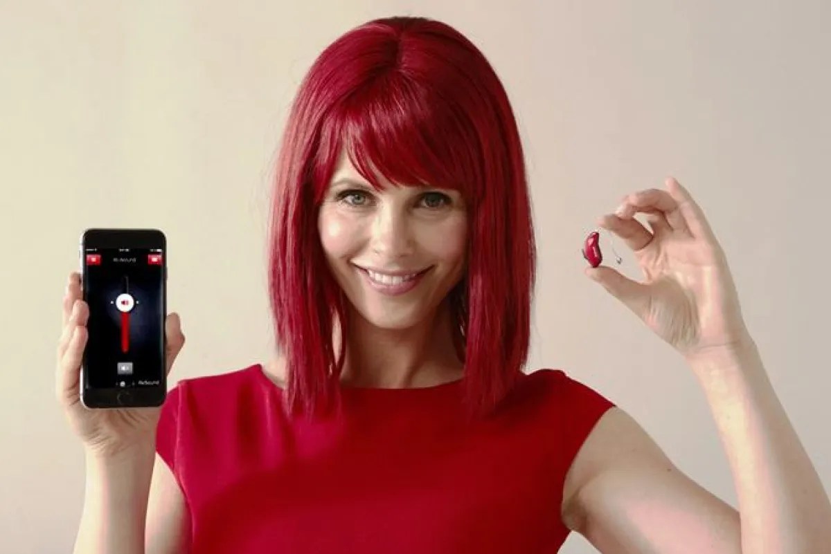 Miss IFA mit Hörgerät ReSound LiNX² und der dazugehörigen ReSound Smart App (Foto: Messe Berlin)