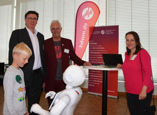 Bild: HdWM engagiert bei Meet and Code im Technoseum - Management-Hochschule präsentiert innovative Technologien