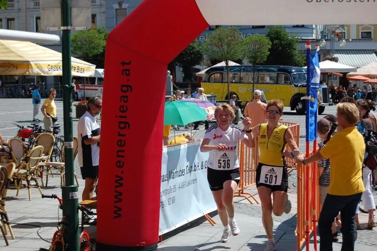 Elfriede Itzenberger und Christine Pilz beim gemeinsamen Zieleinlauf am Gmundner Rathausplatz.