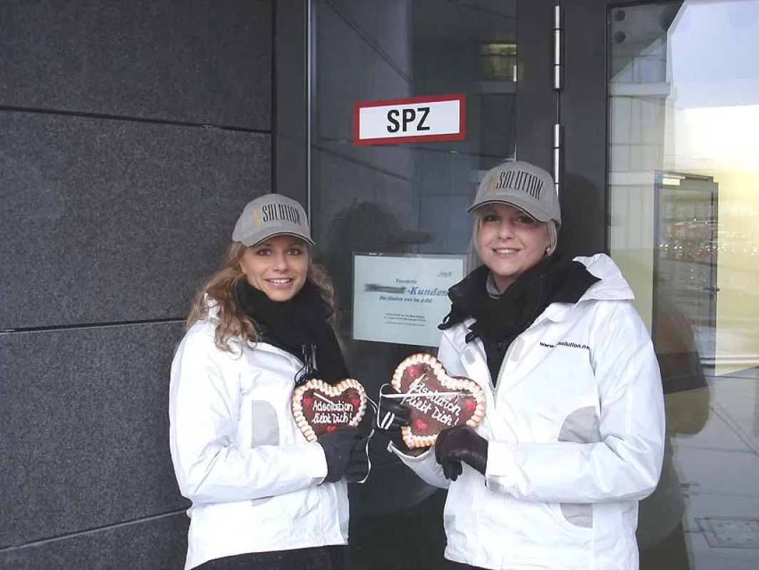 Promoterinnen in Aktion am frühen Morgen