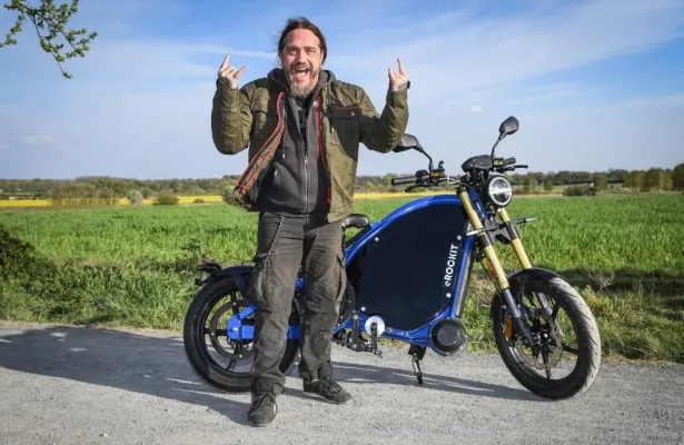 Bild: Elektromobilität: Rockstar Martin Kesici besucht eROCKIT-Produktion