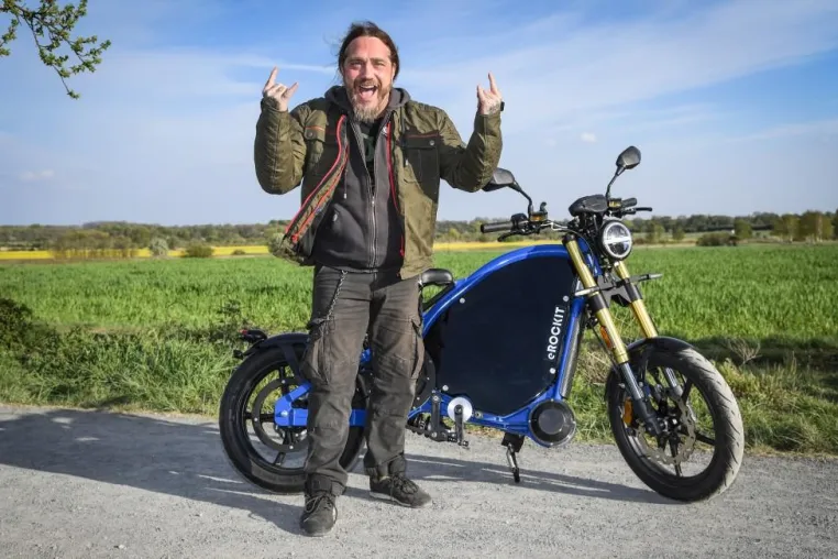 Bild: Elektromobilität: Rockstar Martin Kesici besucht eROCKIT-Produktion