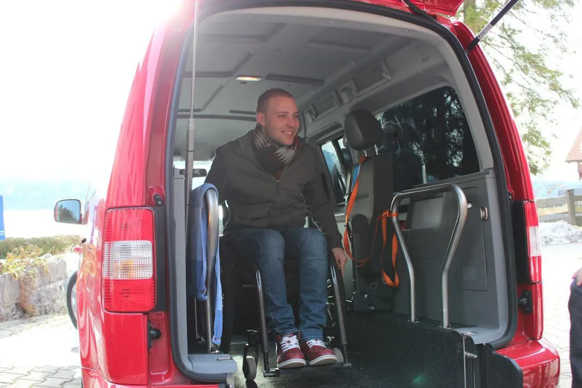 Christian Huber ist wieder mobil. Mit seinem neuen Fahrzeug kann er endlich wieder unabhängig und oh