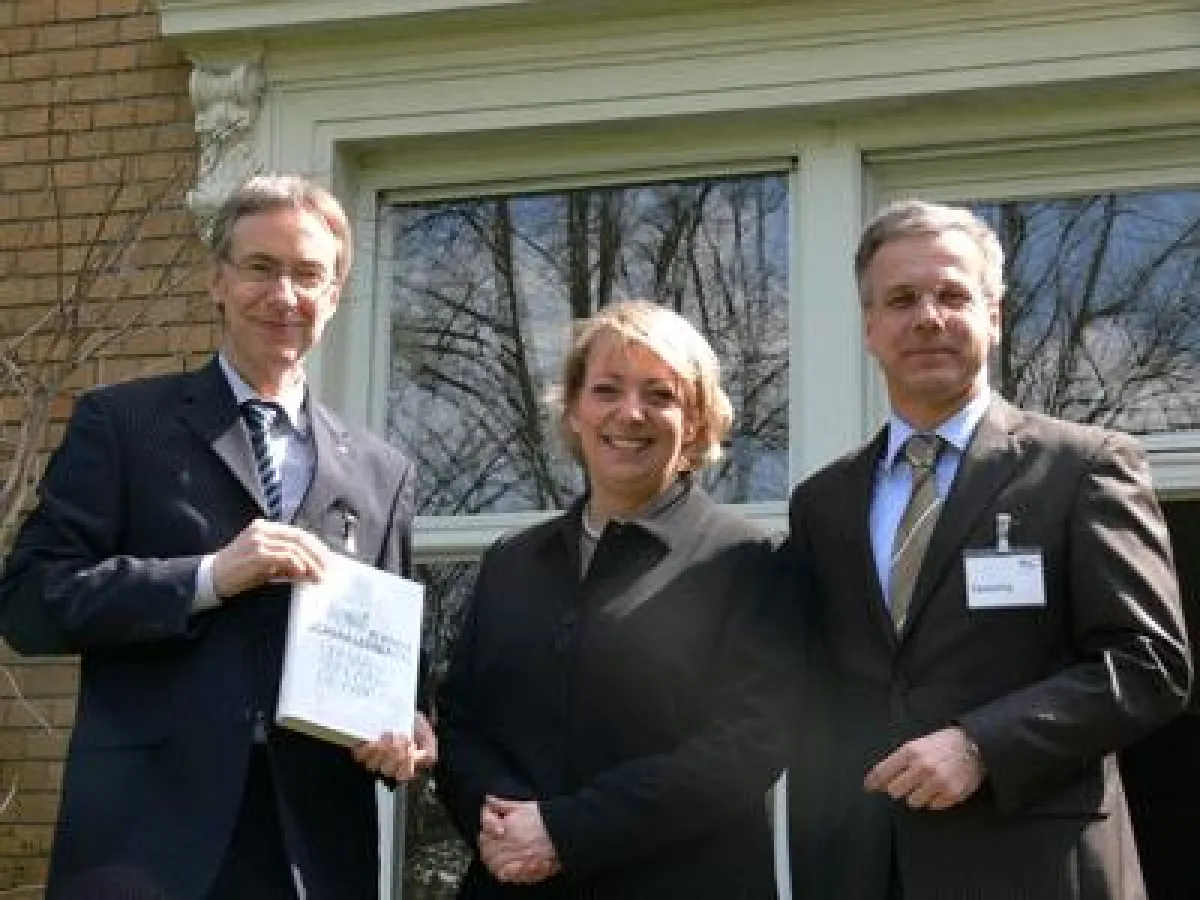 Prof. Dr. Johannes Wolf (links - Dekan des Fachbereichs Logistikmanagement), Dr. Maria Engels (Geschäftsführerin der Schmalenbach-Gesellschaft) und Dr. Christian Femerling (Sprecher der Regionalgruppe