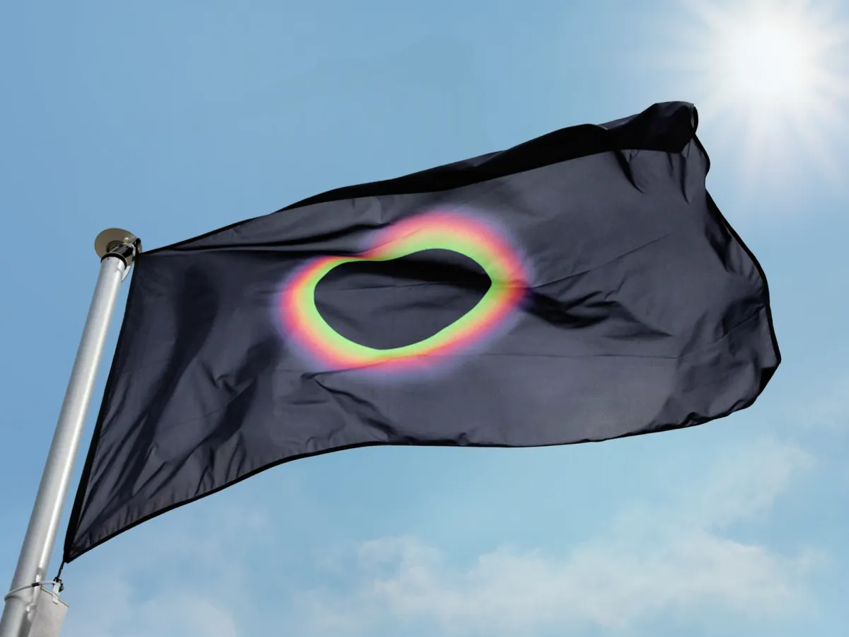 „Sun Safety Flag“: Der flirrende bunte Sonnenkranz auf schwarzem Grund sticht sofort ins Auge. (© Deutsche Krebshilfe/Vladimir Krug)