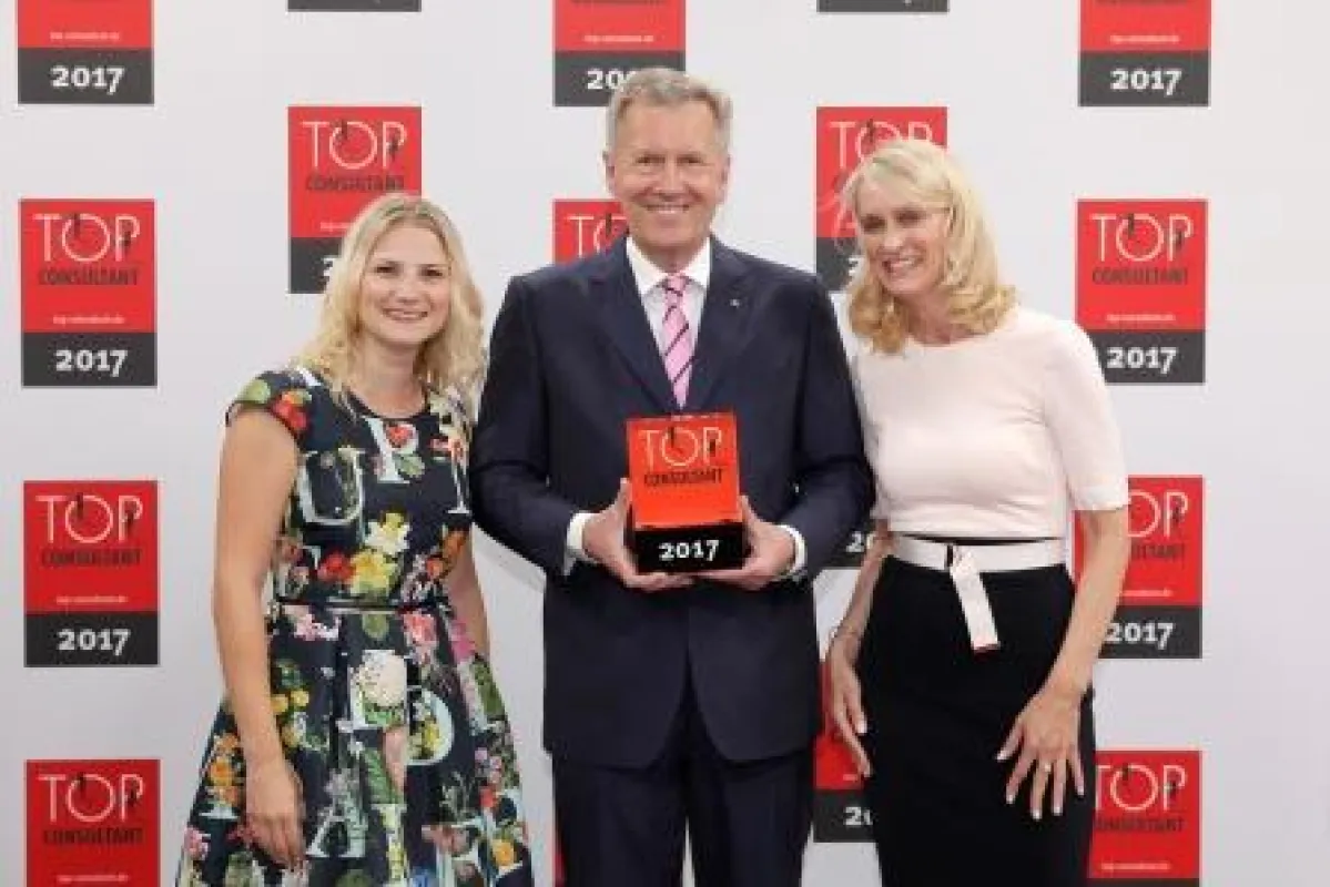Tanja Wallmeier und Daniela Bindasova bekommen den TOP CONSULTANT von Bundespräsident a. D. Christia