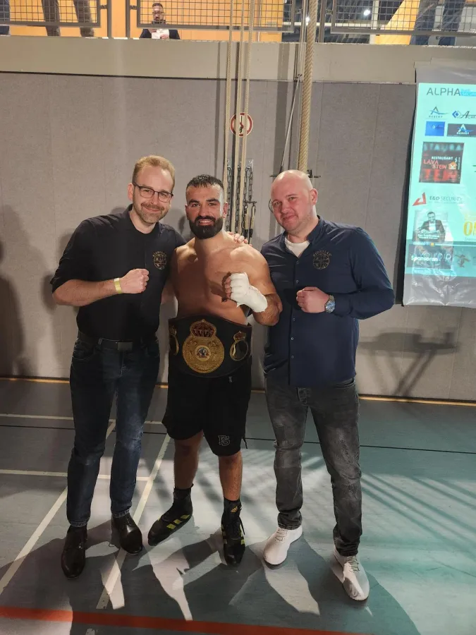 Profiboxer Baran Er mit dem IBF-International-Siegergürtel (© Foto: privat/German Health Technology)