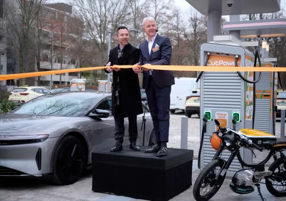 Bild: ROYAL CHARGING in Berlin: CutPower mit neuem High-Power-Ladepark für Elektroautos am Schloss Charlottenburg
