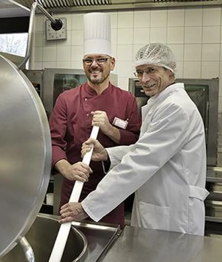 Verwaltungsdirektor Hansjörg Hüllbüsch (r.) informiert sich regelmäßig bei Dietmar Kofler