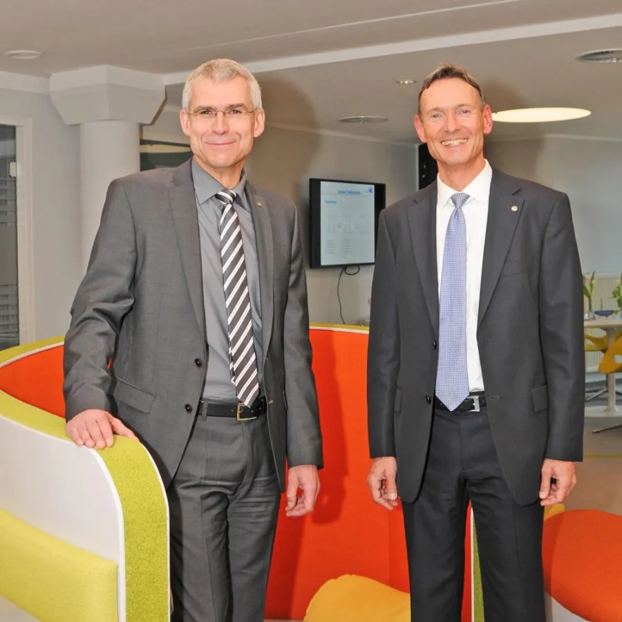 Dr. Uwe Heimbürge (li.) und Marcel Sonntag freuen sich über das neue Gesicht des ServiceCenters.