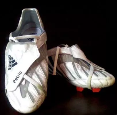 Bild: Mladen Petric versteigert Schuhe für einen guten Zweck